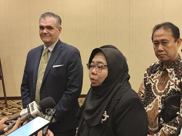 CEO PathGen Dr Susanti menjawab pertanyaan wartawan usai menghadiri pendatangan MoU bersama perusahaan Amerika Serikat Perthera di Jakarta, Senin (12/5/2025). Foto: Alya Zahra/kumparan
