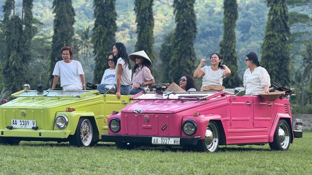 Mobil VW wisata di Candi Borobudur. Foto: Arif UT/Pandangan Jogja