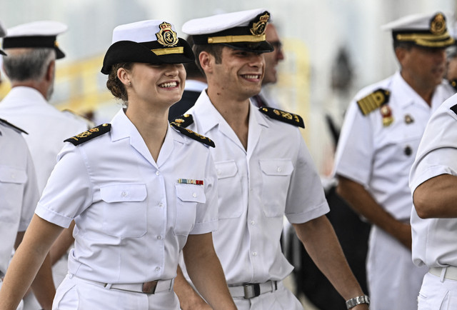 Putri Leonor dari Spanyol memeluk ibunya, Ratu Letizia, saat kapal pelatihan Angkatan Laut Juan Sebastian bersandar di Panama City, 3 Mei 2025. Foto: Martin Bernetti/AFP