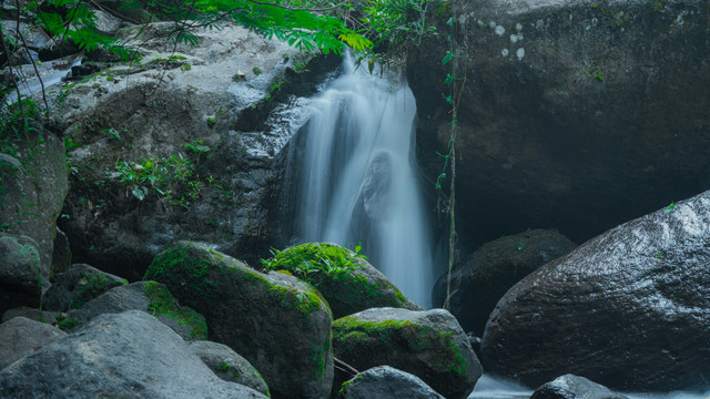 Air Terjun Perjiwa. Foto hanya sebagai ilustrasi saja, bukan tempat sebenarnya. Sumber: Unsplash/Teuku Faza Rivaldi.