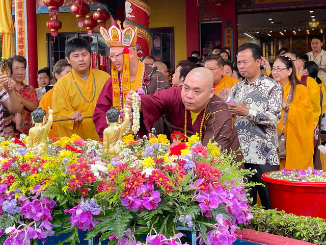Biksu Lian Sui sedang melakukan ritual pemandian rumpang di Vihara Vajra Bumi Kertayuga, Kecamatan Sungai Raya, Kabupaten Kubu Raya. Foto: Rabiansyah/Hi!Pontianak.