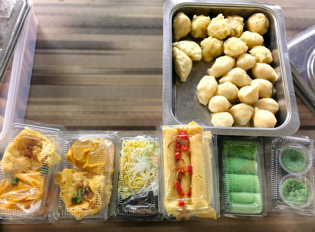 Ilustrasi tips menggoreng pempek agar tidak berminyak, foto: unsplash/Inna Safa