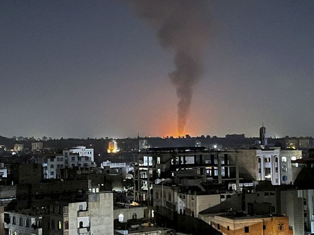 Asap membumbung tinggi di langit setelah serangan udara Israel di Yaman. Foto: Stringer/Reuters