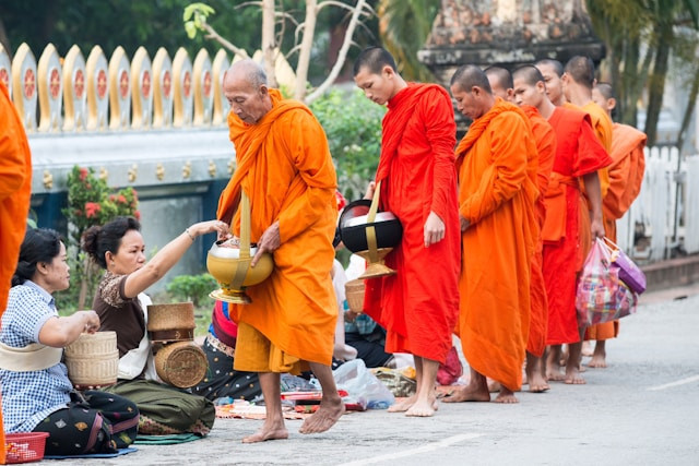 Rute Biksu Thailand ke Borobudur. Foto Hanya Ilustrasi, Bukan Sebenarnya. Sumber Foto: Unsplash.com/Daniel Marchal