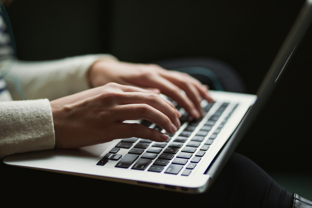 Cara Dapet Klien Freelance Pertama. Foto Hanya Ilustrasi, Bukan Sebenarnya. Sumber Unsplash Kaityln Baker