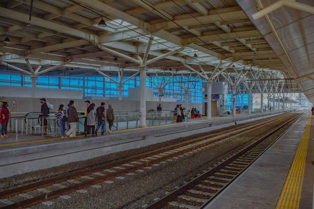 Peron di Stasiun Manggarai. Foto peron di lantai 2 Stasiun Manggarai. Sumber: Unsplash/Febrian Adi.