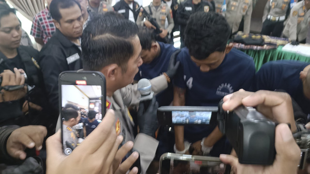 Reza pelaku pemerasan dengan senjata tajam terhadap bobotoh yang usai nobar laga Persib vs Barito di kawasan Cicalengka, Kabupaten Bandung. Foto: Robby Bouceu/kumparan
