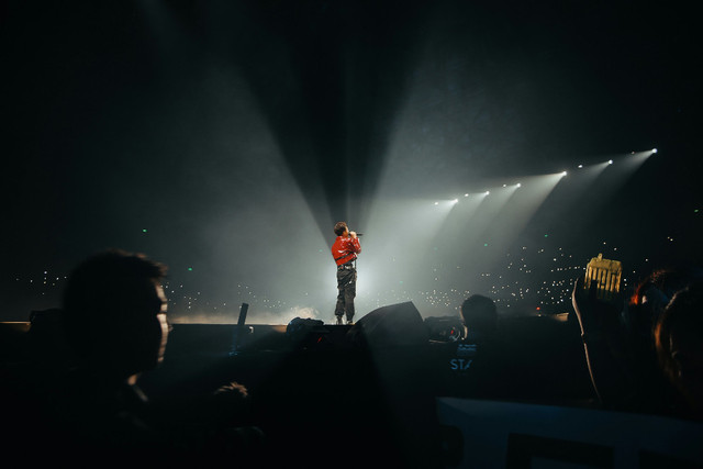 Ilustrasi streaming grand final indonesian idol 2025 - Sumber: unsplash.com/@tonyphamvn