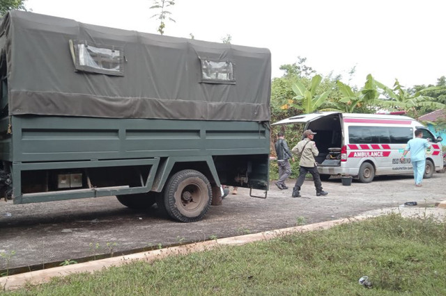 Petugas mengevakuasi korban ledakan di Kecamatan Cibalong, Kabupaten Garut, Jawa Barat, Senin (12/5/2025). Foto: ANTARA/HO-warga