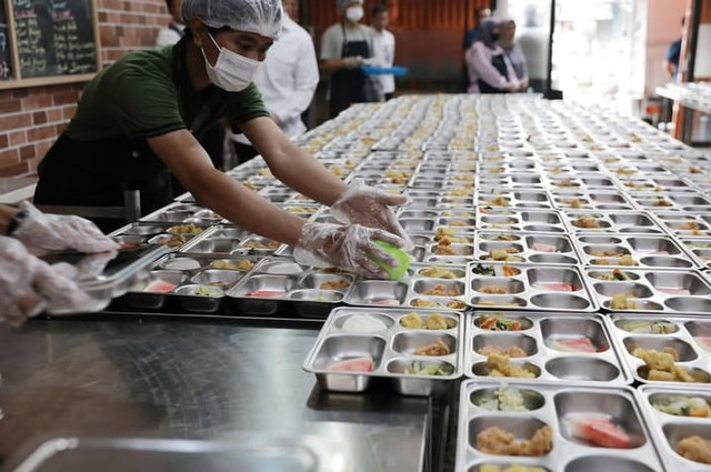 Potret persiapan makan bergizi gratis sebelum didistribukan ke masyarakat. Sumber: instagram @Prabowo Subianto