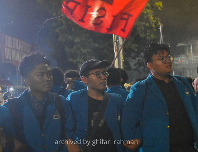 Penulis dan Mahasiswa UIN Jakarta lain Melakukan aksi Demonstrasi #tolakruutni. Dokumentasi by. Ghifari Rahman (17-02-2025).