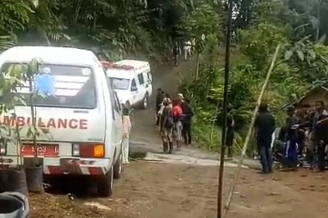Mobil ambulans membawa korban ledakan di Kecamatan Cibalong, Kabupaten Garut, Jawa Barat, Senin (12/5/2025). Foto: Antara/HO-Warga