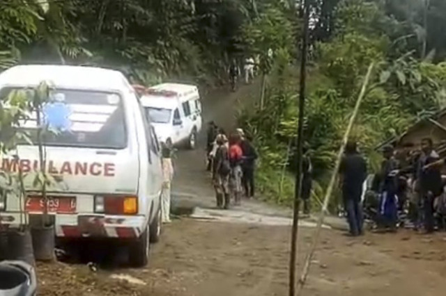 Mobil ambulans membawa korban ledakan di Kecamatan Cibalong, Kabupaten Garut, Jawa Barat, Senin (12/5/2025). Foto: ANTARA/HO-warga