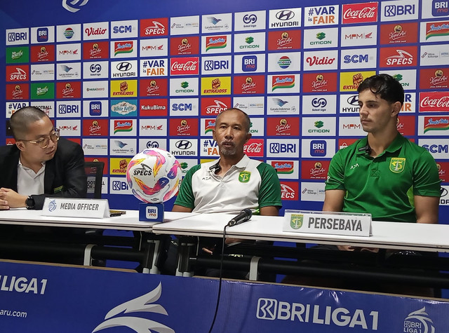 Uston Nawawi Asisten Pelatih Persebaya (tengah). Foto: Masruroh/Basra