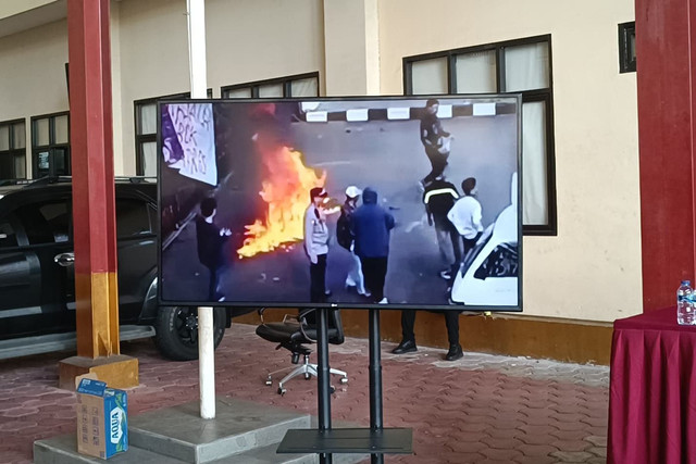 Rekaman aksi 11 mahasiswa yang demo di Gerbang Pancasila DPR RI saat ditampilkan saat konpers di Polres Metro Jakarta Pusat, Senin (12/5/2025). Foto: Thomas Bosco/kumparan