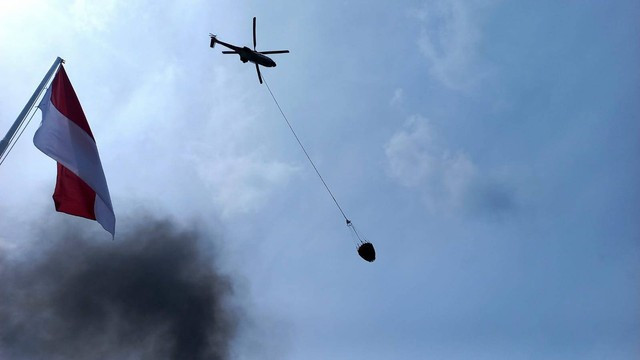Helikopter water bombing saat padamkan karhutla. Foto: W Pratama/Urban Id
