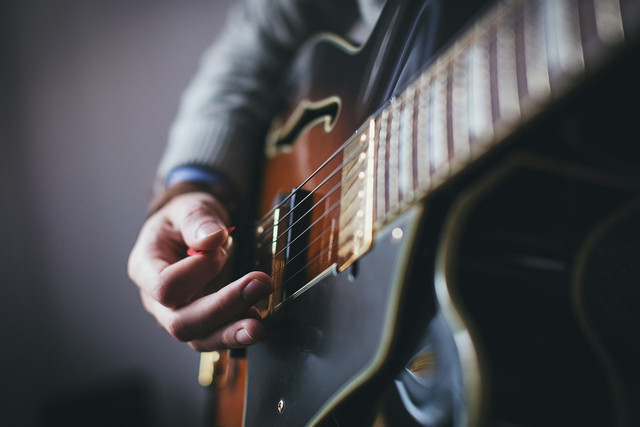 Ilustrasi Makna Lagu Am I Bothering You, Sumber Unsplash freestocks