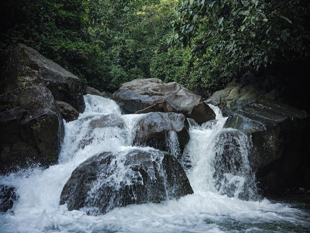 Curug Leuwi Asih. Foto hanyalah ilustrasi bukan tempat sebenarnya. Sumber: Unsplash/Dionisius Budi Wicaksono