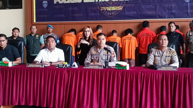 Polisi menunjukkan barang bukti dan tersangka pemalakan dari Operasi Berantas Jaya saat rilis di Polres Metro Jakarta Pusat, Senin (12/5/2025). Foto: Thomas Bosco/kumparan