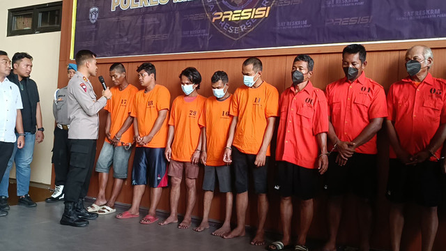 Polisi menunjukkan barang bukti dan tersangka pemalakan dari Operasi Berantas Jaya saat rilis di Polres Metro Jakarta Pusat, Senin (12/5/2025). Foto: Thomas Bosco/kumparan