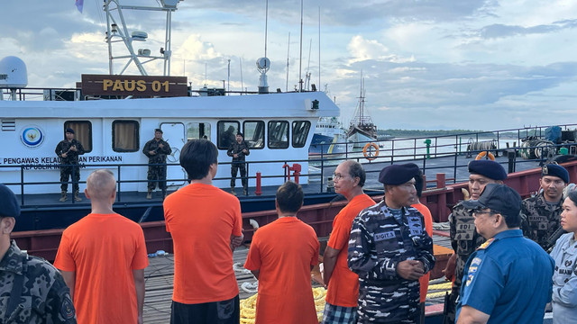 Awak kapal ikan ilegal asal China saat dihadirkan di jumpa pers di Pelabuhan Benoa. Foto: Dok. Istimewa