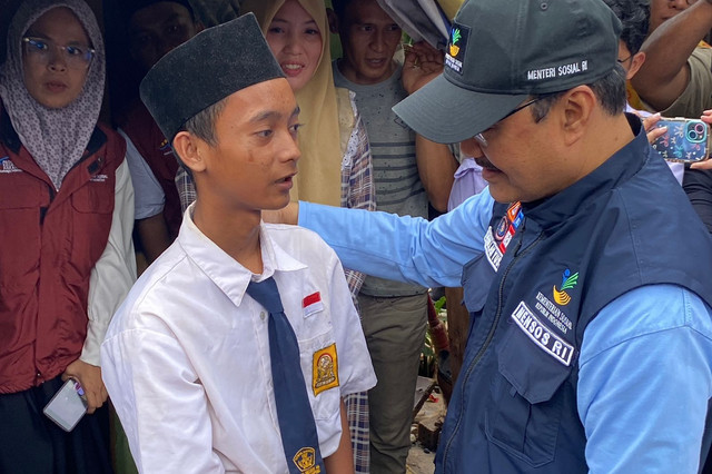 Mensos RI, Saifullah Yusuf menemui calon siswa sekolah rakyat. | Foto: Sinta Yuliana/Lampung Geh