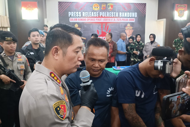 Pelaku pencurian motor yang ditangkap di Kabupaten Bandung saat dihadirkan dalam press release di Mapolresta, Senin (12/5/2025). Foto: Robby Bouceu/kumparan