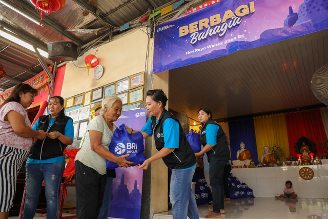 BRI bagikan bantuan sembako dalam memperingati Hari Raya Waisak untuk umat Buddha di Centiya Mi Lek Hud, Sewan, Tangga Asem, Kelurahan Mekarsari, Kecamatan Neglasari, Kota Tangerang. Foto: Dok. BRI