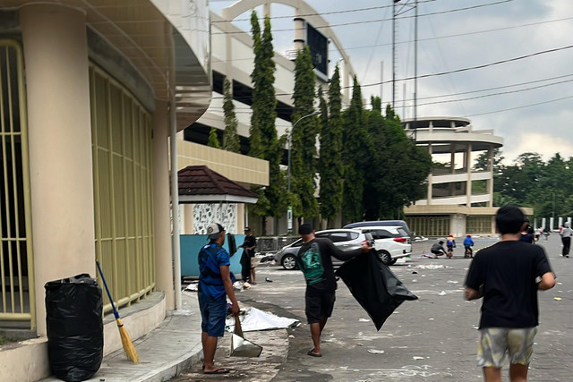 Petugas tengah membersihkan sampah di Stadion Maguwoharjo, Senin (12/5/2025). Foto: UPTD Pengelolaan Stadion Maguwoharjo