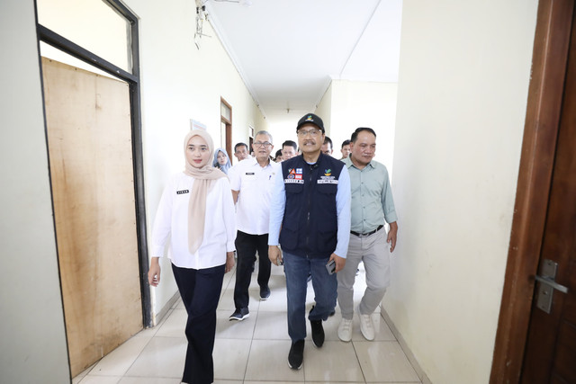 Mensos Saifullah Yusuf atau Gus Ipul tinjau calon lokasi Sekolah Rakyat di Lampung. Foto: Kemensos RI
