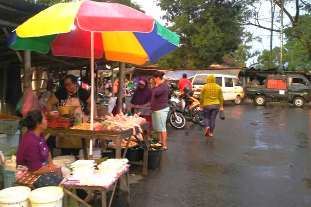 (Keramaian di sebuah sudut pasar tradisional || dok foto @pitutsaputra)