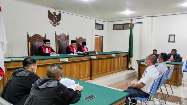 Tiga Hakim di ruang sidang Pengadilan Negeri sedang memimpin persidangan dengan mengenakan jubah resmi, mencerminkan tugas yudisial di bawah Mahkamah Agung Republik Indonesia. Foto: Jaslin Arifin