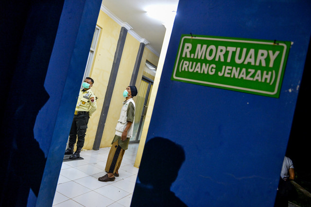 Keluarga korban ledakan menunggu proses autopsi dan identifikasi jenazah di Ruang Jenazah RSUD Pameungpeuk, di Kabupaten Garut, Jawa Barat, Senin (12/5/2025). Foto: Raisan Al Farisi/ANTARA FOTO