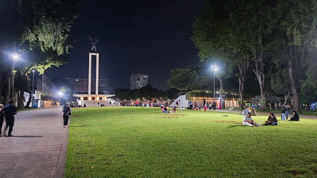 Suasana Lapangan Banteng yang diramaikan pengunjung, Senin (12/5/2025). Foto: Thomas Bosco/kumparan