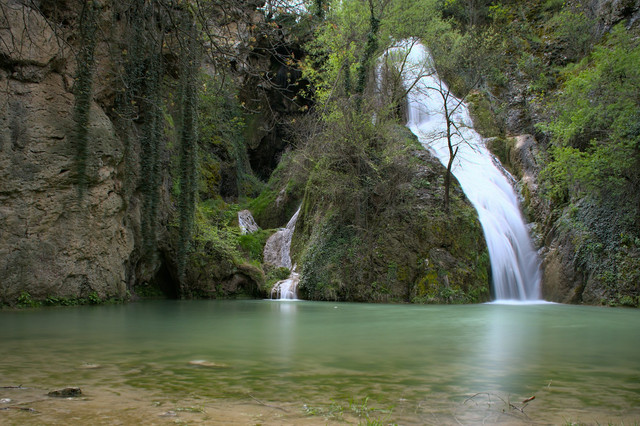 Curug Leuwi Mangrod. Foto hanya ilustrasi, bukan tempat sebenarnya. Sumber foto: Unsplash-Bozhin Karaivanov