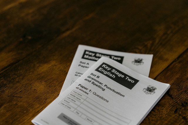 Ilustrasi Contoh Soal Quantifiers. Unsplash.com/Annie Spratt