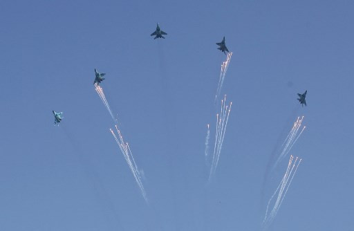 Jet Tempur Junta Militer Myanmar pada parade Ulang Tahun Myanmar ke-75 di Naypyidaw, Februari 2022. Foto: Stringer/AFP