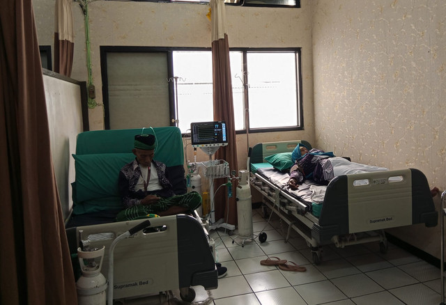 Jemaah haji yang dirawat di poliklinik Asrama Haji Sukolilo. Foto: Masruroh/Basra