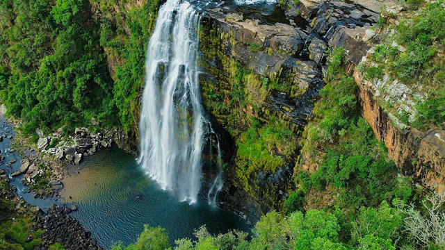 Curug Cikaso. Foto hanya sebagai ilustrasi, bukan tempat sebenarnya. Sumber foto: Unsplash-IPICS_SA Chikane