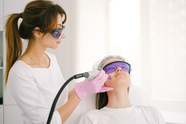 Ilustrasi efek samping laser wajah. Foto: Pexels