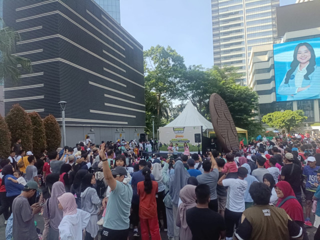 Penampilan pemeran JUMBO di kawasana Car Free Day (CFD) Minggu, 11/05, menambah meriah suasana bersama Tebar Hewan Kurban Dompet Dhuafa.