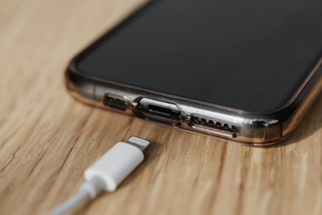 Teknologi pengisian cepat kini jadi fitur utama di banyak perangkat, termasuk smartphone. Foto: Pexels.com