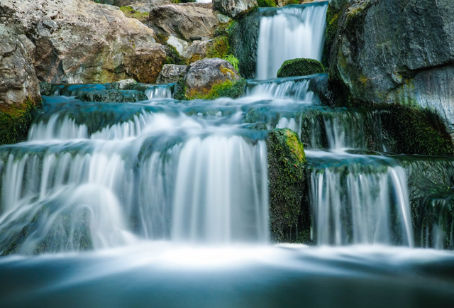 curug cikaracak. Foto Hanya Ilustrasi Bukan Tempat Sebenarnya. Sumber Foto: Unsplash/Mike Lewis