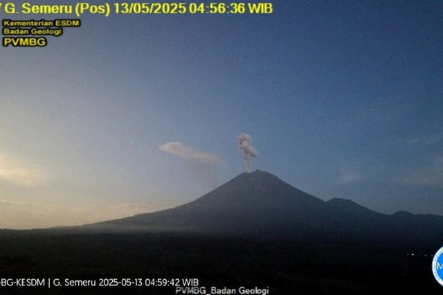 Gunung Semeru erupsi dengan letusan setinggi 1.000 meter di atas puncak Mahameru pada Selasa (13/5/2025) pagi. Foto: ANTARA/HO-PVMBG