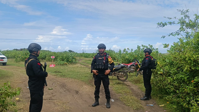 Anggota Brimob berjaga di lokasi jalan menuju okasi pemusnahan amunisi kadaluarsa di Desa Sagara, Kecamatan Cibalong, Kabupaten Garut, Jawa Barat, Selasa (13/5). Masyarakat dilarang mendekat, saat ini penyisiran untuk sterilisasi masih dilakukan. Foto: Robby Bouceu/kumparan