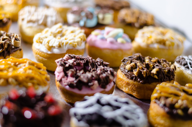 Ilustrasi Penyebab Donat Mengkerut dan Tidak Mengembang Sempurna, Foto:Unsplash/Frederick Medina