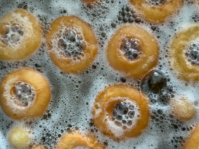 Ilustrasi Penyebab donat bergelembung saat digoreng. Foto: Pexels.com/Jullnars