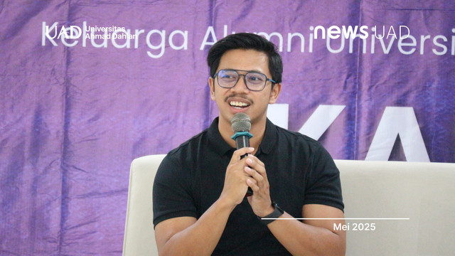 Faisal Abidin, S.Pd., Alumni PBI Universitas Ahmad Dahlan (UAD) pada Career Talk Show (Foto PBI UAD)