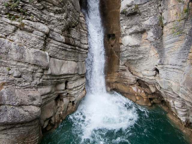 Curug Love. Foto hanyalah ilustrasi bukan tempat sebenarnya. Sumber: Unsplash/Lorenzo Lamonica