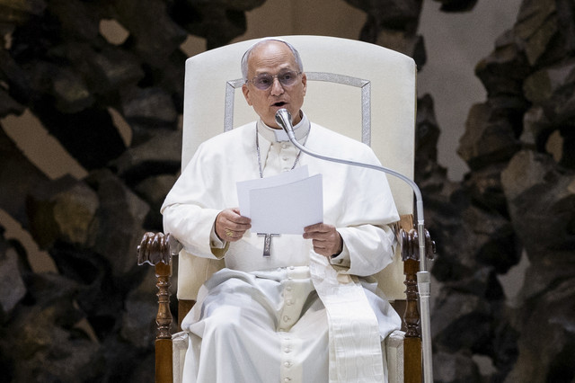 Paus Leo XIV menyampaikan paparan pada akhir audiensi dengan perwakilan media di aula Paulus VI di Vatikan, Senin (12/5/2025). Foto: Eloisa Lopez/Reuters